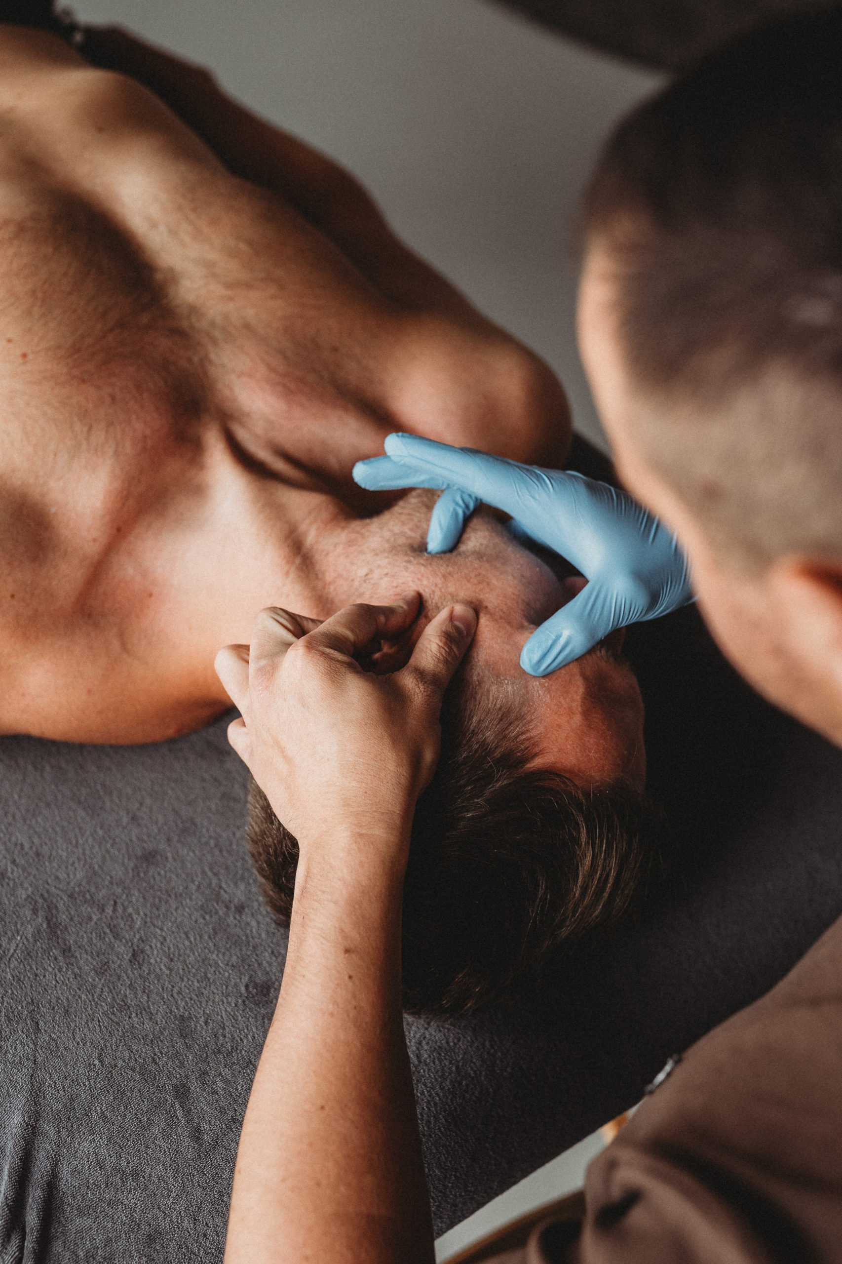 osteopaat behandelt patient met hoofdpijn en migraine klachten.