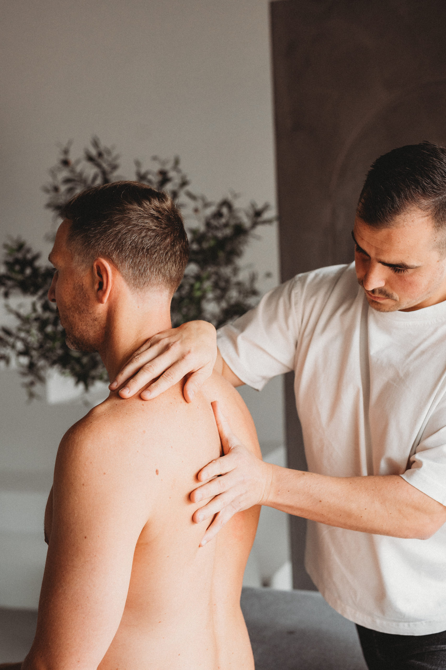 osteopaat behandeld patient door middel van zachte en effectieve behandeltechnieken.