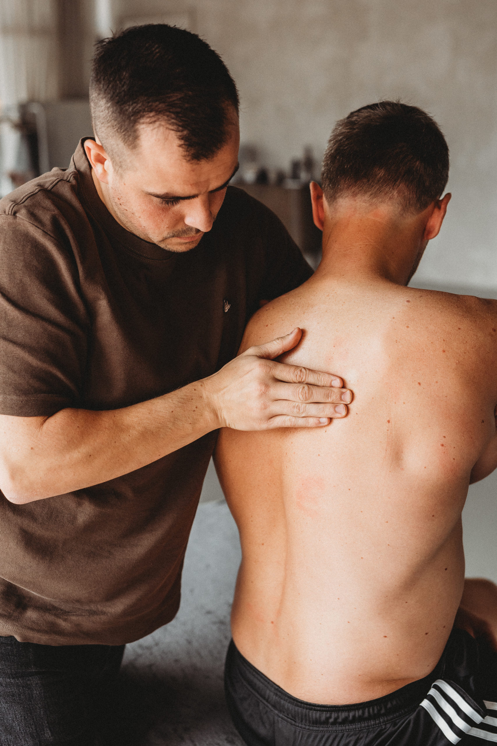 osteopaat behandelt patient met stress klachten. Dit uit zich in nek, rug en buikpijn klachten.