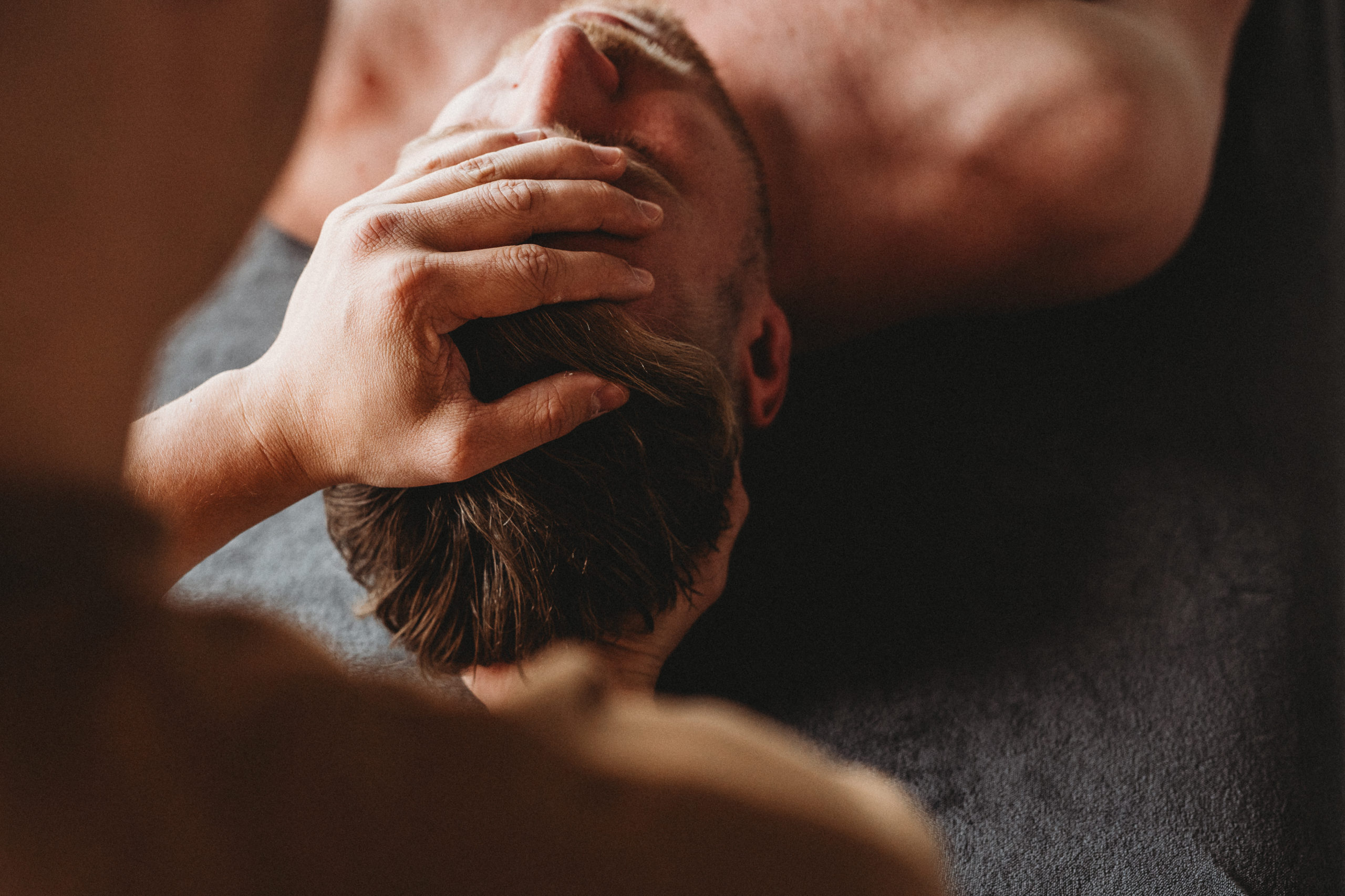 osteopaat behandelt patient bij rug en nek klachten.